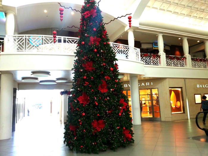 Renaissance Mall Christmas tree
